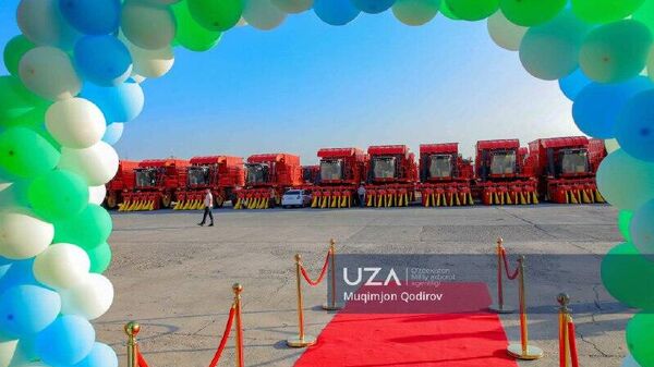 Ферганским фермерам доставили 128 новых хлопкоуборочных машин - Sputnik Узбекистан