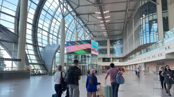 На экранах московского аэропорта Домодедово разместили поздравления с Днем независимости Узбекистана, сообщили @SputnikUzbekistan в посольстве РУз - Sputnik Узбекистан