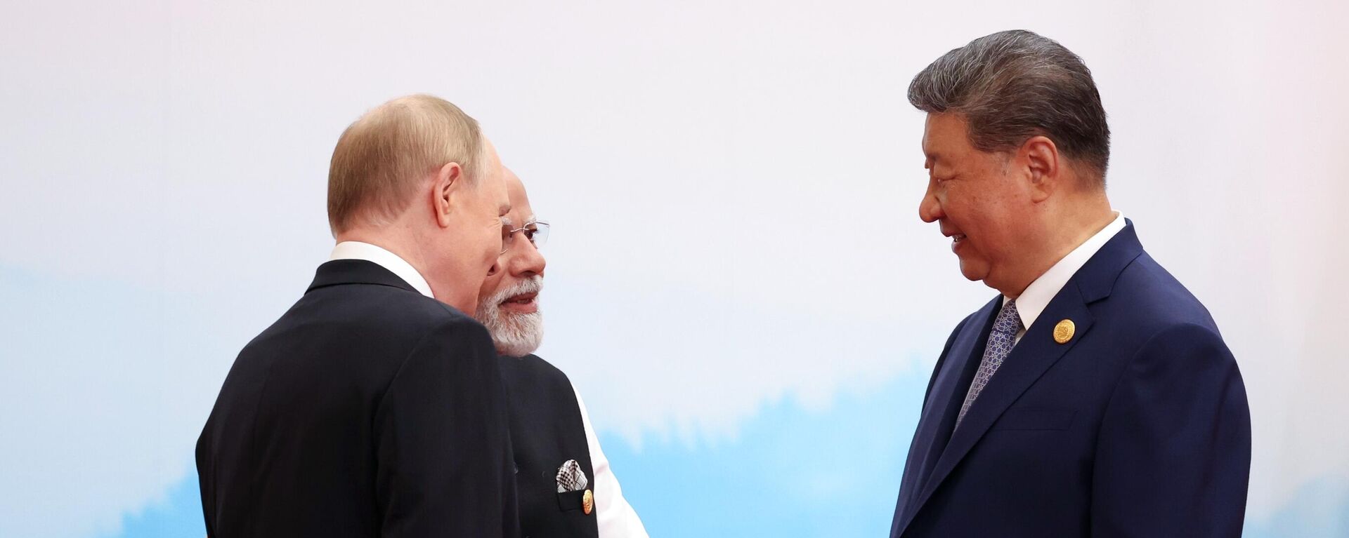 Президент РФ Владимир Путин, премьер-министр Индии Нарендра Моди и председатель Китайской Народной Республики (КНР) Си Цзиньпин (слева направо)  - Sputnik Ўзбекистон, 1920, 02.09.2025