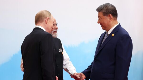 Президент РФ Владимир Путин, премьер-министр Индии Нарендра Моди и председатель Китайской Народной Республики (КНР) Си Цзиньпин (слева направо)  - Sputnik Ўзбекистон