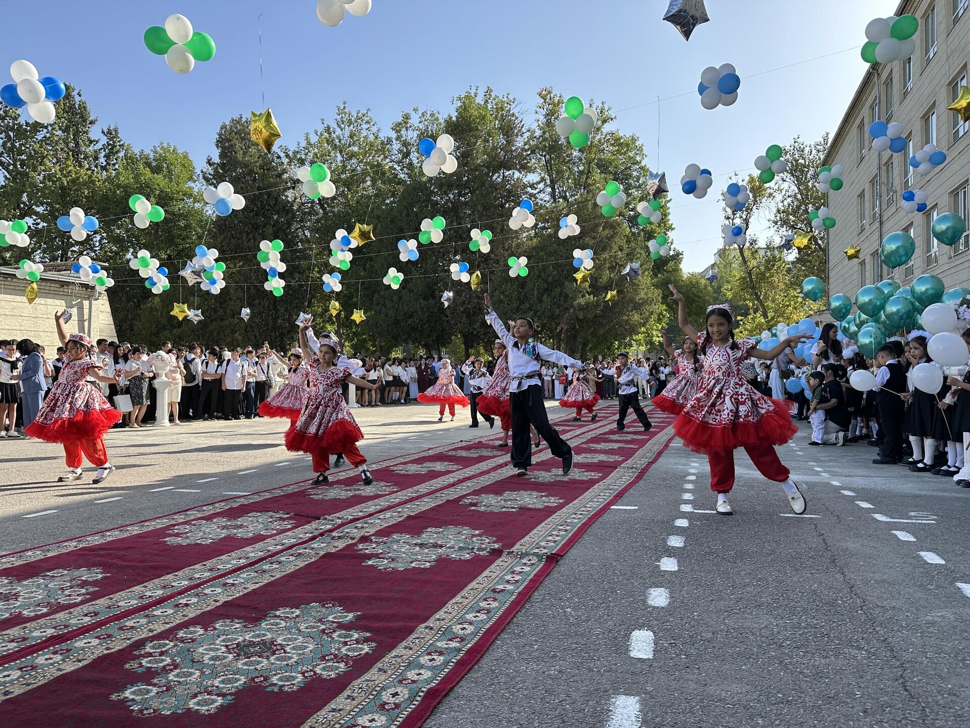 Сегодня в Узбекистане начался новый учебный год - Sputnik Узбекистан, 1920, 02.09.2025