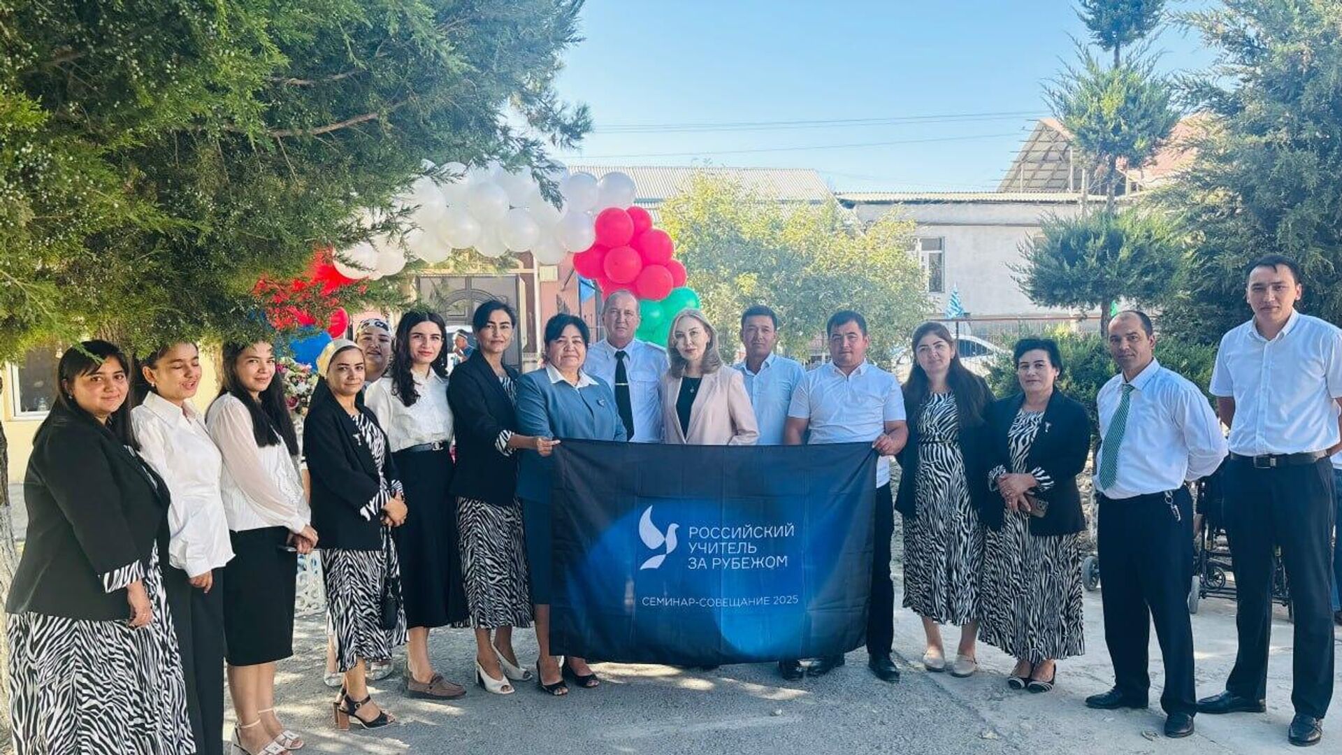 В новом учебном году в школах Узбекистана к работе вновь приступили педагоги проектов Российский учитель за рубежом и Класс! Зур! В новом учебном году в школах Узбекистана к работе вновь приступили педагоги проектов Российский учитель за рубежом и Класс! Зур! - Sputnik Узбекистан, 1920, 02.09.2025