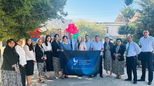 В новом учебном году в школах Узбекистана к работе вновь приступили педагоги проектов Российский учитель за рубежом и Класс! Зур! - Sputnik Узбекистан