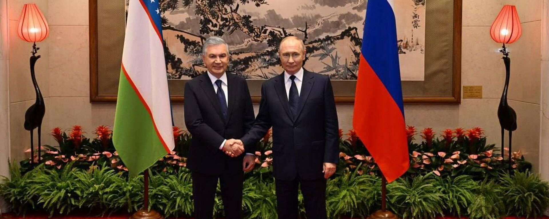 В Пекине состоялась встреча президента Узбекистана Шавката Мирзиёева и президента РФ Владимира Путина. - Sputnik Ўзбекистон, 1920, 02.09.2025