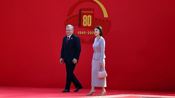  Шавкат Мирзиёев принял участие в торжественном мероприятии в честь 80-й годовщины Победы во Второй мировой войне - Sputnik Узбекистан