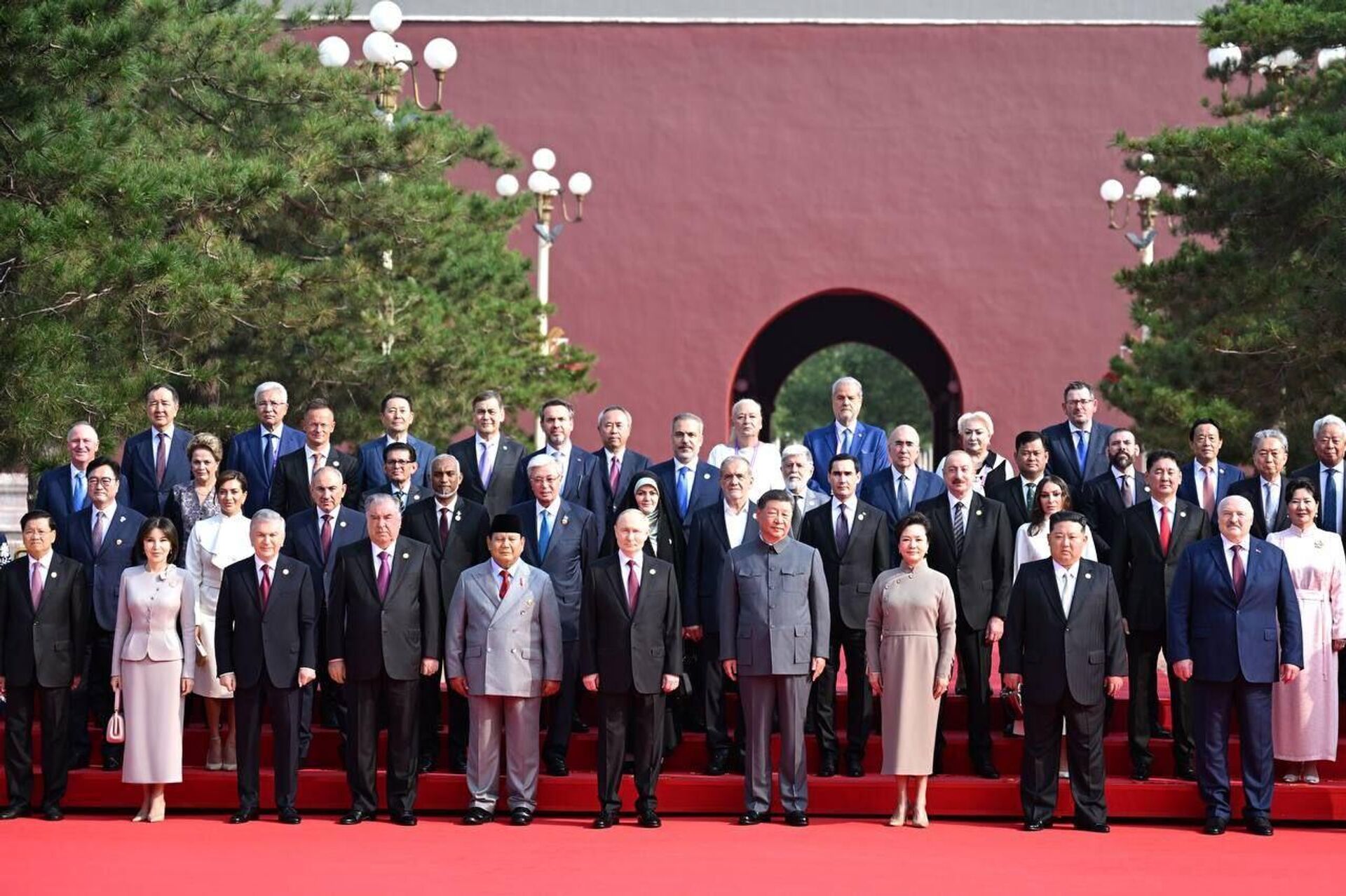  Шавкат Мирзиёев принял участие в торжественном мероприятии в честь 80-й годовщины Победы во Второй мировой войне - Sputnik Узбекистан, 1920, 03.09.2025