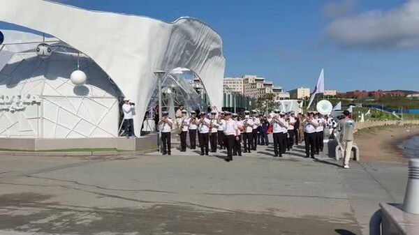 На церемонии открытия Восточного экономического форума во Владивостоке пронесли 80-метровую Георгиевскую ленту - Sputnik Узбекистан