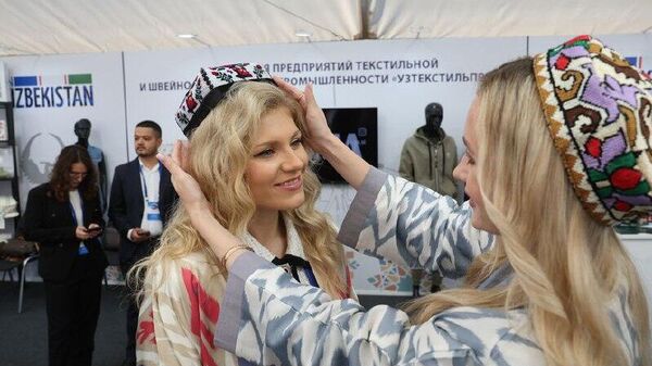 Узбекистан и Беларусь представили национальную продукцию на выставке в Витебске - Sputnik Узбекистан