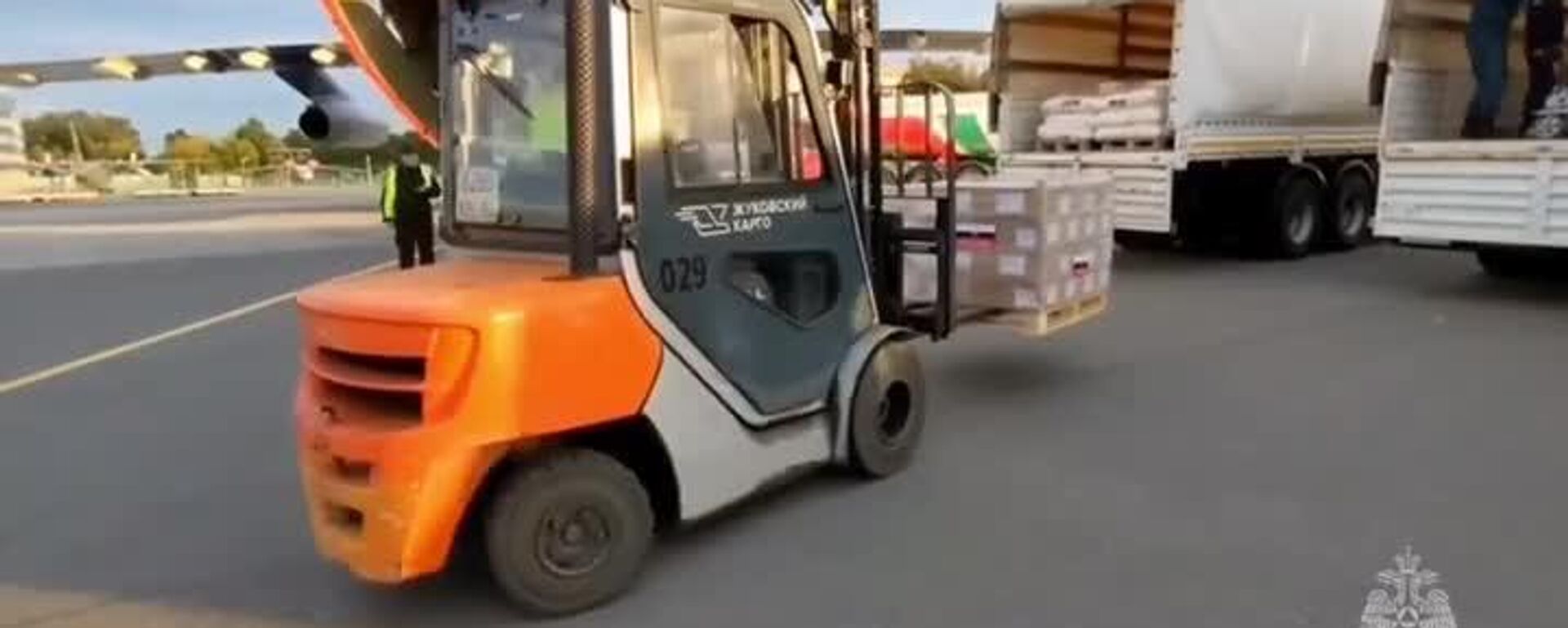 Россия отправила в Афганистан 20 тонн гуманитарной помощи - Sputnik Узбекистан, 1920, 05.09.2025