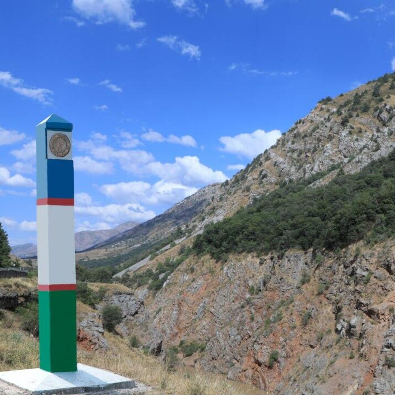 Жұрттың көзінше еркектерге мастурбация жасап жатқан қыздардың порно видеосы