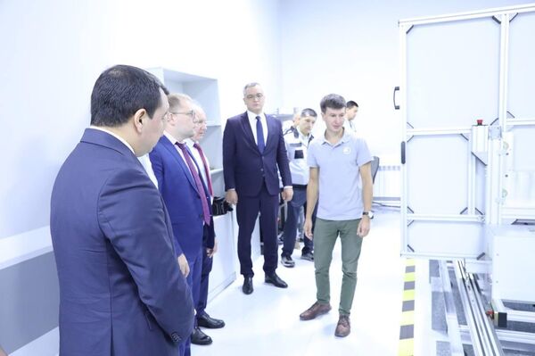 Россия передала Узбекистану новый эталонный стенд для поверки уровнемеров - Sputnik Узбекистан