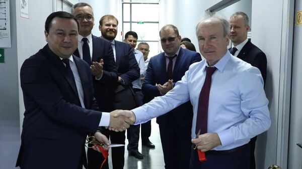 Россия передала Узбекистану новый эталонный стенд для поверки уровнемеров  - Sputnik Узбекистан