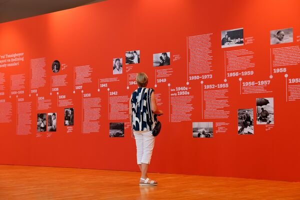 Посетительница выставки из Швейцарии - Sputnik Узбекистан