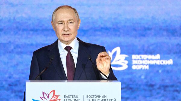 Владимир Путин выступает на пленарном заседании десятого Восточного экономического форума - Sputnik Узбекистан