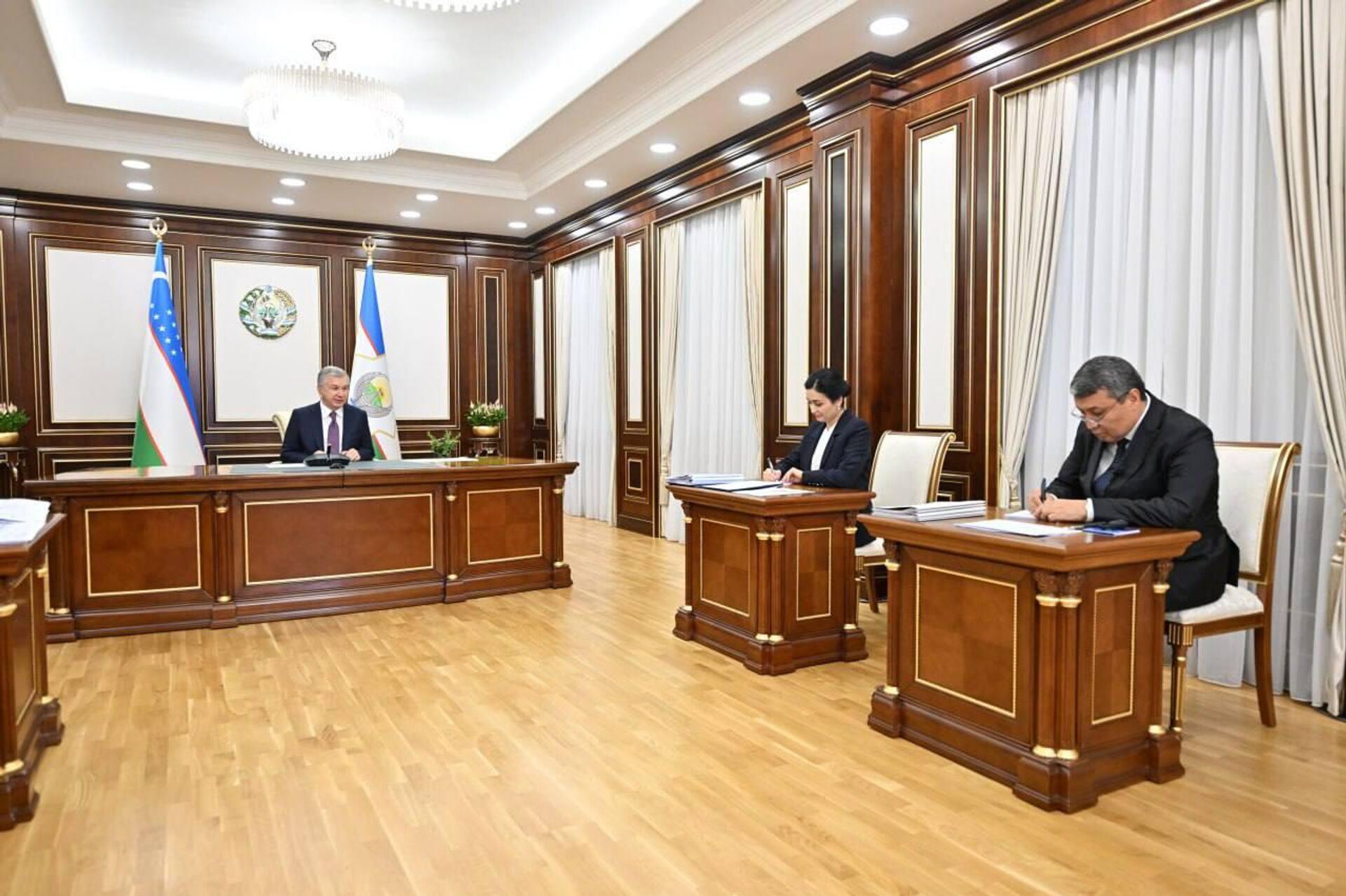 Президент Шавкат Мирзиёев ознакомился с презентацией по мерам расширения оказания государственных услуг в системе юстиции - Sputnik Узбекистан, 1920, 06.09.2025