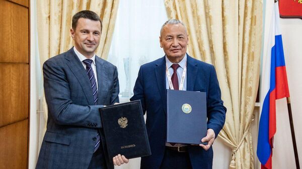 Руководитель управления здравоохранения Ташобласти Торакул Арзикулов и зампред правительства – министр здравоохранения Московской области Максим Забелин подписали ряд меморандумов о сотрудничестве - Sputnik Узбекистан