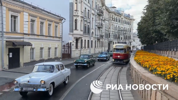 Юбилейный 20-й парад трамваев и ретроавтомобилей в центре Москвы - Sputnik Ўзбекистон