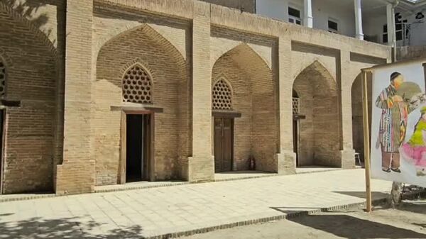 Казахстанская художница Сауле Сулейменова представила произведение, созданное из пластиковых пакетов - Sputnik Узбекистан