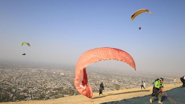 🪂В горах Ургута проходят международные соревнования по парапланеризму - Sputnik Узбекистан