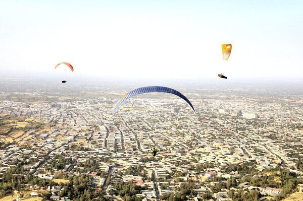🪂В горах Ургута проходят международные соревнования по парапланеризму - Sputnik Узбекистан