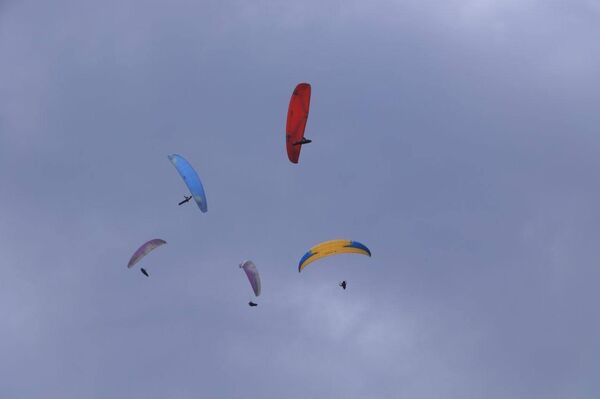 🪂В горах Ургута проходят международные соревнования по парапланеризму - Sputnik Узбекистан