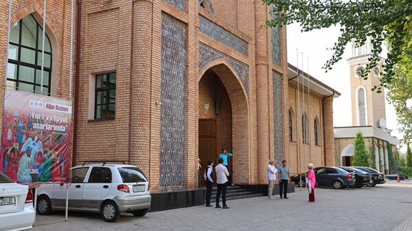 Персональная выставка художника Алижона Рахимова Родина и жизнь в моих произведениях - Sputnik Узбекистан