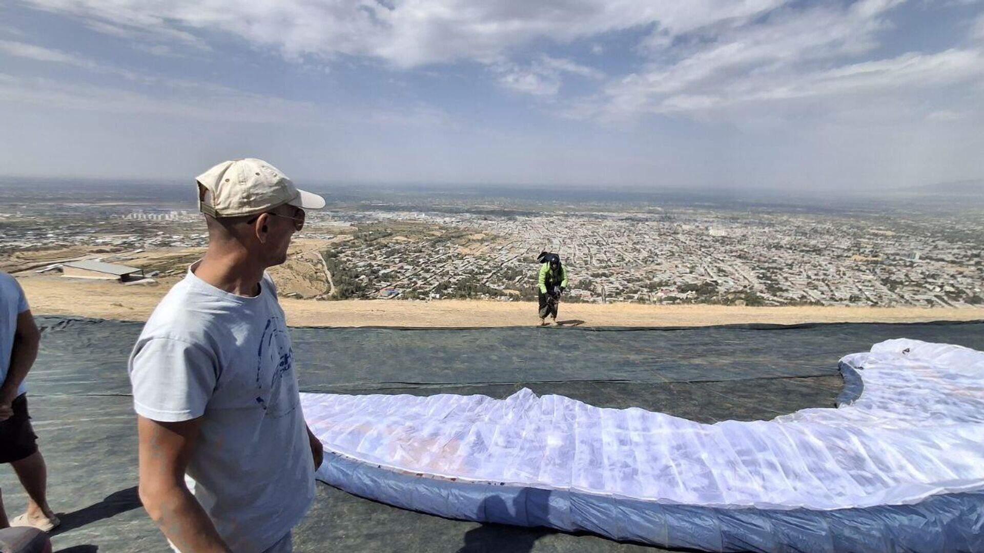 В горах Самарканда проходят международные соревнования по парапланеризму В горах Самарканда проходят международные соревнования по парапланеризму - Sputnik Узбекистан, 1920, 08.09.2025