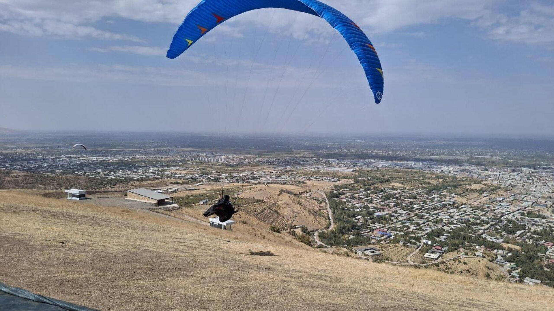 В горах Самарканда проходят международные соревнования по парапланеризму В горах Самарканда проходят международные соревнования по парапланеризму - Sputnik Узбекистан, 1920, 08.09.2025
