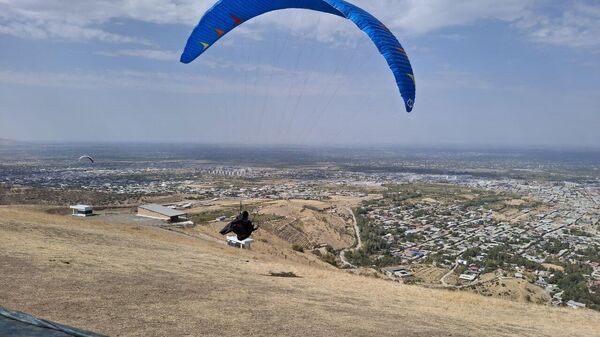 В горах Самарканда проходят международные соревнования по парапланеризму - Sputnik Узбекистан