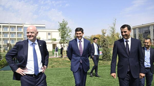 Президент ФИФА посетил Национальный футбольный центр в Юкоричирчикском районе - Sputnik Узбекистан