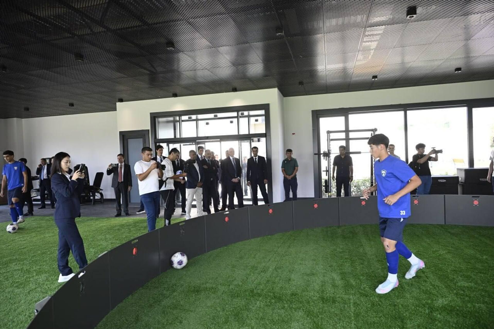 Президент ФИФА посетил Национальный футбольный центр в Юкоричирчикском районе - Sputnik Узбекистан, 1920, 08.09.2025