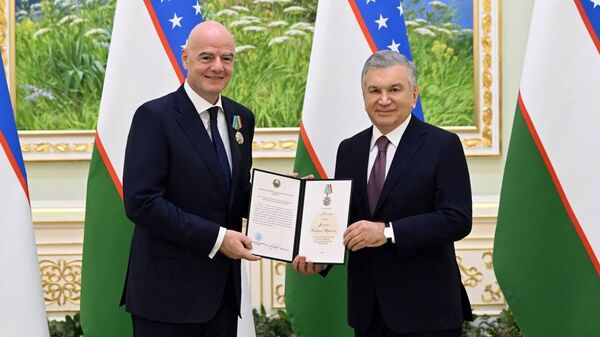 🟠 Президент Узбекистана вручил главе ФИФА Джанни Инфантино орден Дустлик - Sputnik Узбекистан