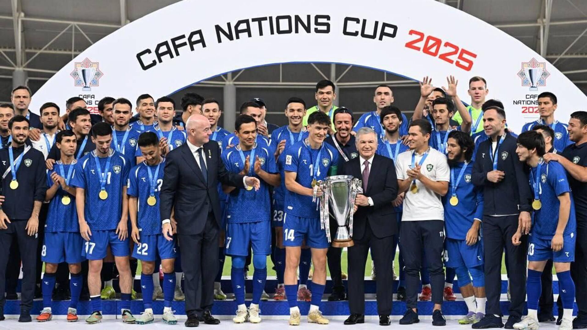 Президент Шавкат Мирзиёев принял участие в награждении победителей – футболистов национальной сборной Узбекистана CAFA Nations Cup Президент Шавкат Мирзиёев принял участие в награждении победителей – футболистов национальной сборной Узбекистана CAFA Nations Cup - Sputnik Узбекистан, 1920, 09.09.2025