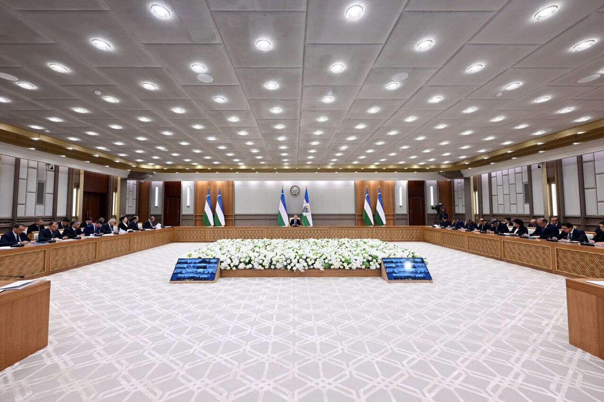 Видеоселекторное совещание по обсуждению хода реформ и дальнейших приоритетных задач в сфере дошкольного и школьного образования. - Sputnik Узбекистан, 1920, 09.09.2025