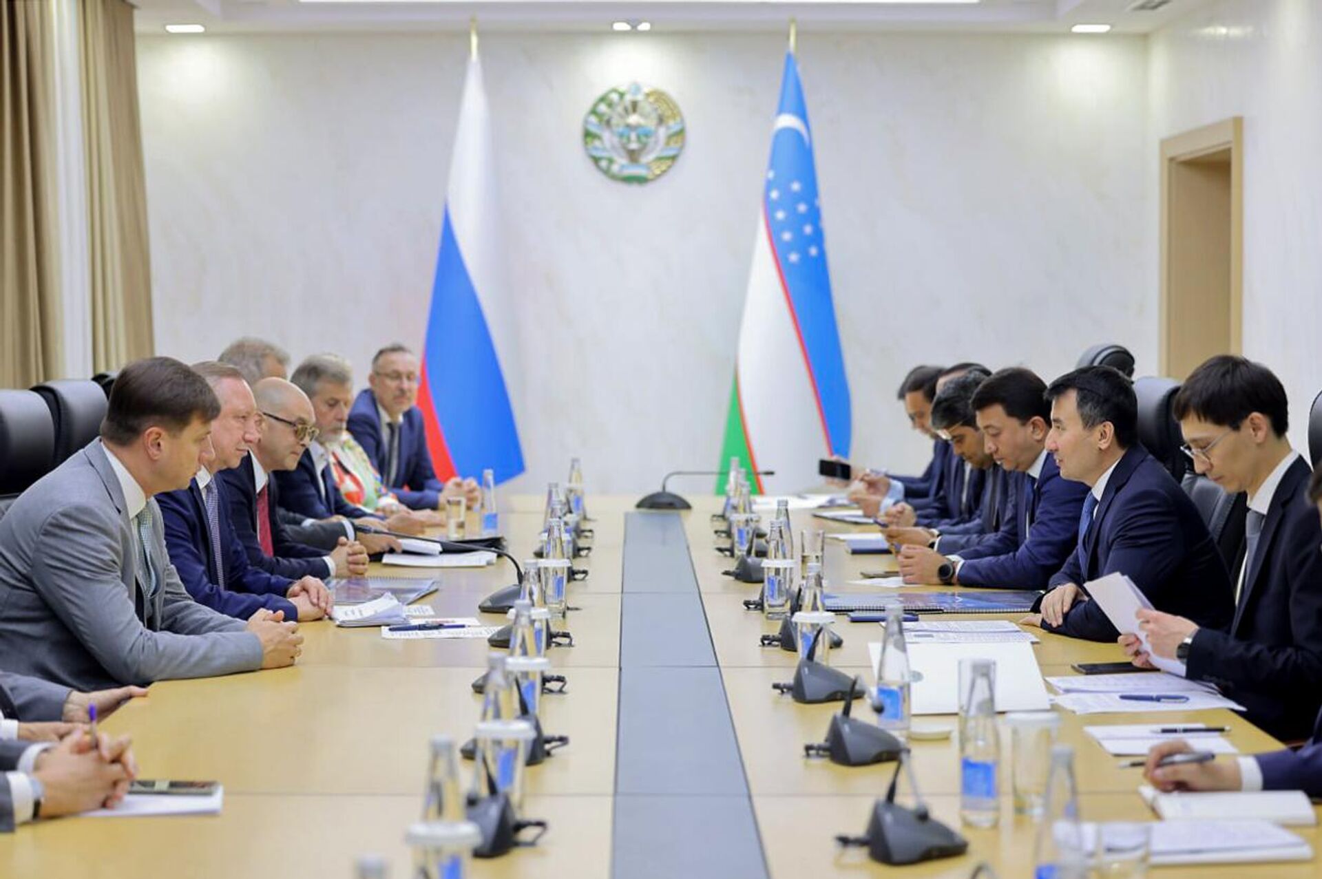 Переговоры делегации Узбекистана во главе с Жамшидом Ходжаевым и делегации Санкт-Петербурга под руководством Александра Беглова. - Sputnik Узбекистан, 1920, 10.09.2025