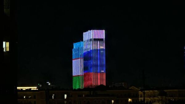 Ташкент украсился особой иллюминацией - на фасадах зданий появились флаги России и Узбекистана - Sputnik Узбекистан