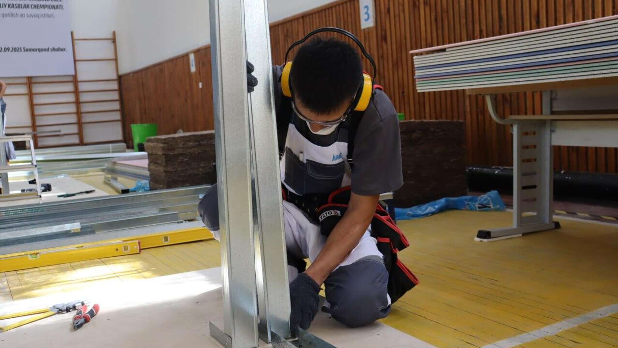 Японский робот HPR-5P держит лист гипсокартона