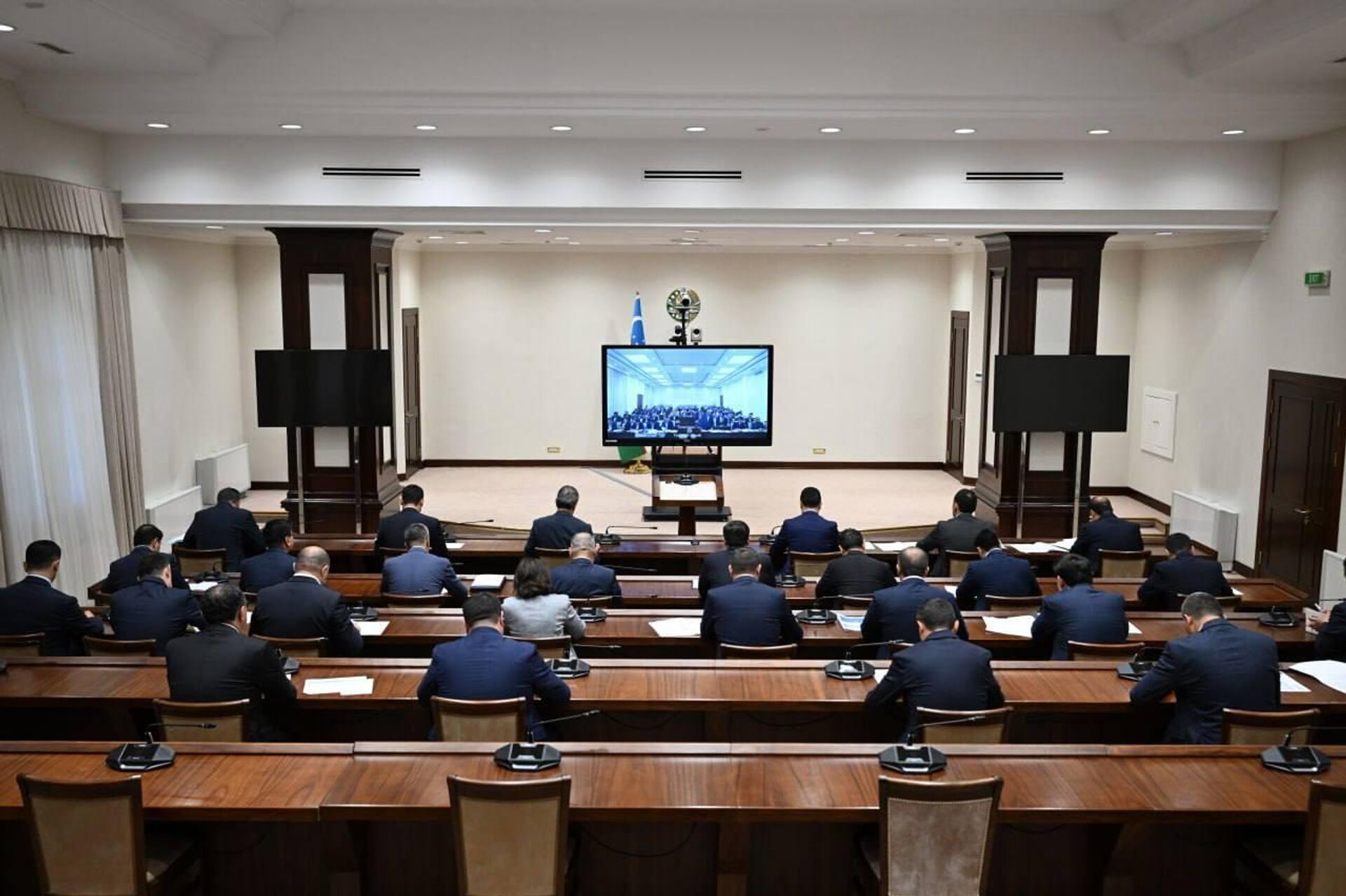 Президент Шавкат Мирзиёев провёл совещание по эффективности реформ и новым планам в Ташкентской области - Sputnik Узбекистан, 1920, 12.09.2025