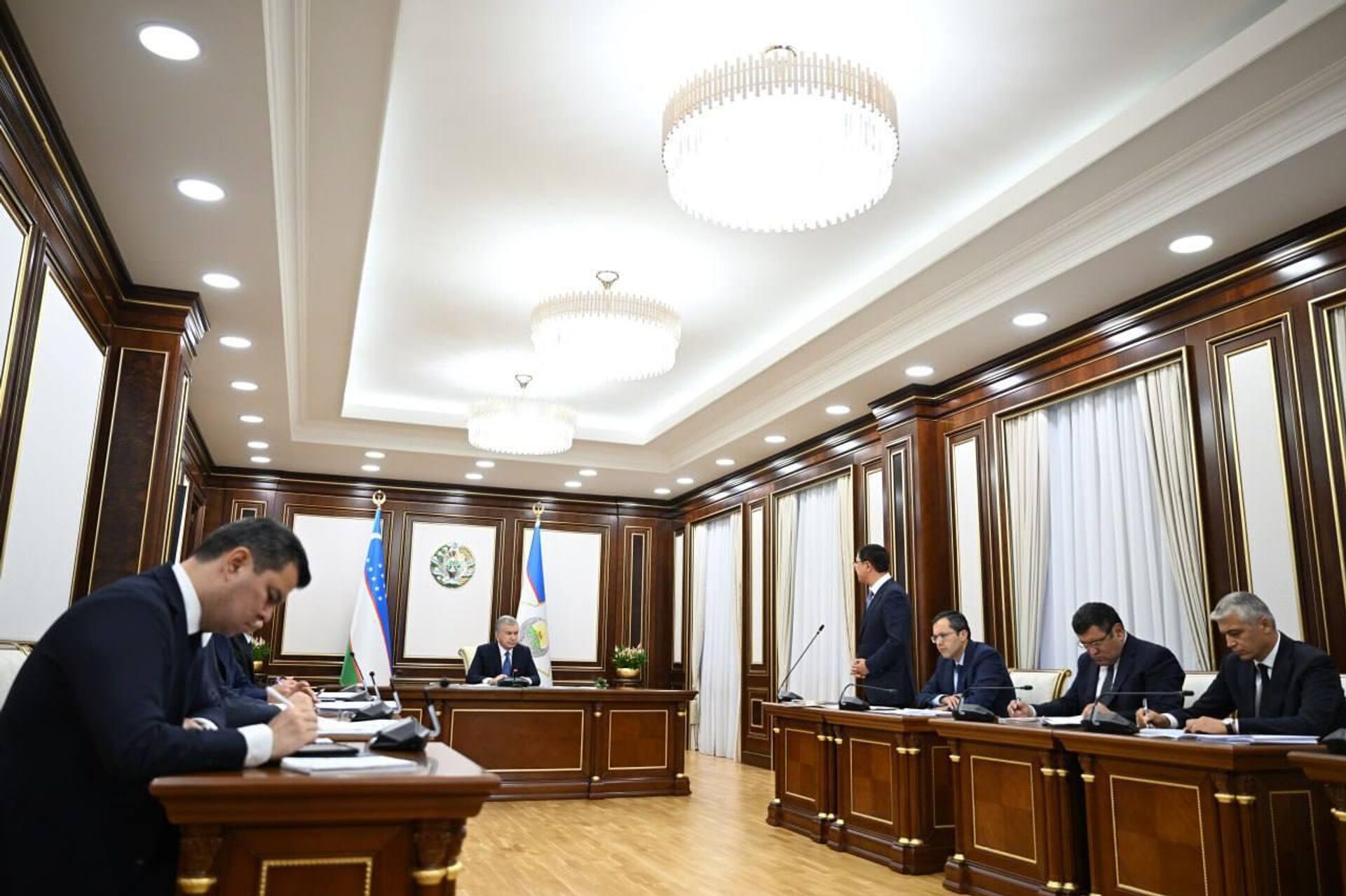 Президент Шавкат Мирзиёев провёл совещание по эффективности реформ и новым планам в Ташкентской области - Sputnik Узбекистан, 1920, 12.09.2025