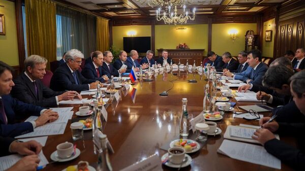 🟠 В Москве состоялась встреча первого вице-премьера РФ Дениса Мантурова с заместителем премьер-министра Узбекистана Жамшидом Ходжаевым - Sputnik Узбекистан