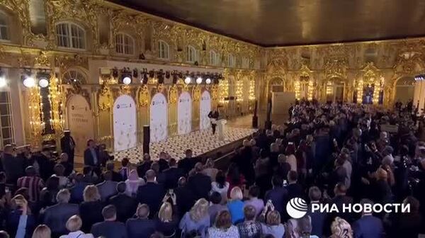 Путин принял участие в пленарном заседании Форума объединенных культур в Санкт-Петербурге - Sputnik Узбекистан