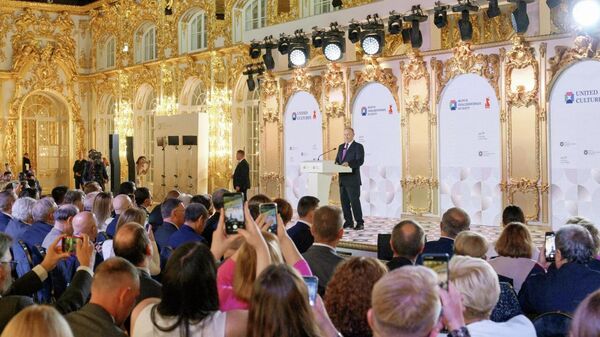 Президент РФ Владимир Путин выступает на XI Санкт-Петербургском международном форуме объединенных культур в Екатерининском дворце музея-заповедника Царское Село - Sputnik Узбекистан