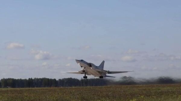 Дальние бомбардировщики Ту-22М3 ВКС России в ходе учения Запад-2025 нанесли бомбовый удар по критически важным объектам противника - Sputnik Ўзбекистон