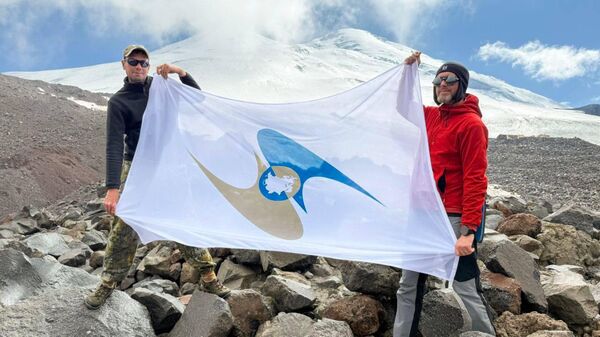 На Эльбрусе подняли флаг ЕАЭС - Sputnik Узбекистан