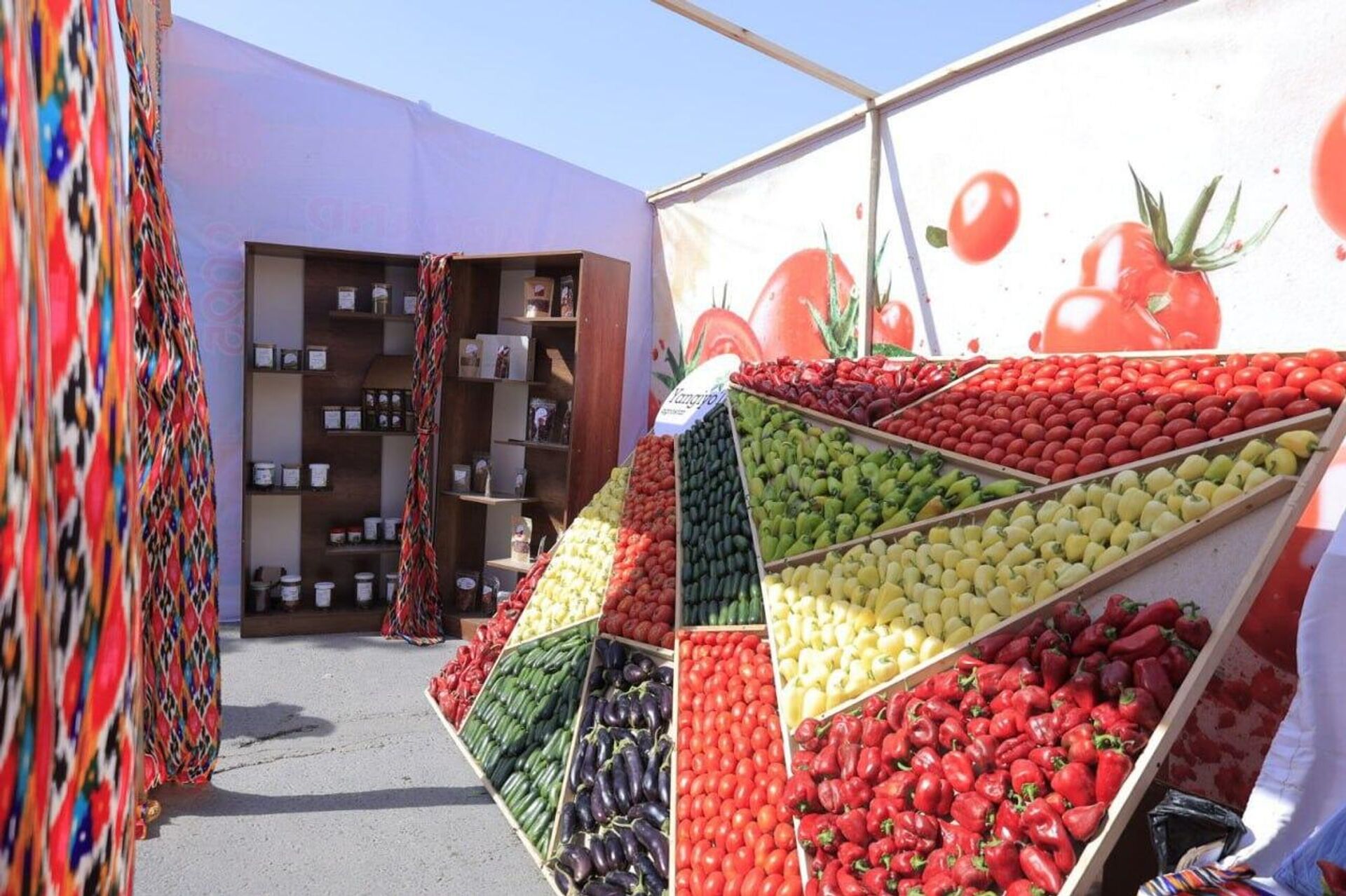 В Самарканде отметили праздник томата - Sputnik Узбекистан, 1920, 14.09.2025