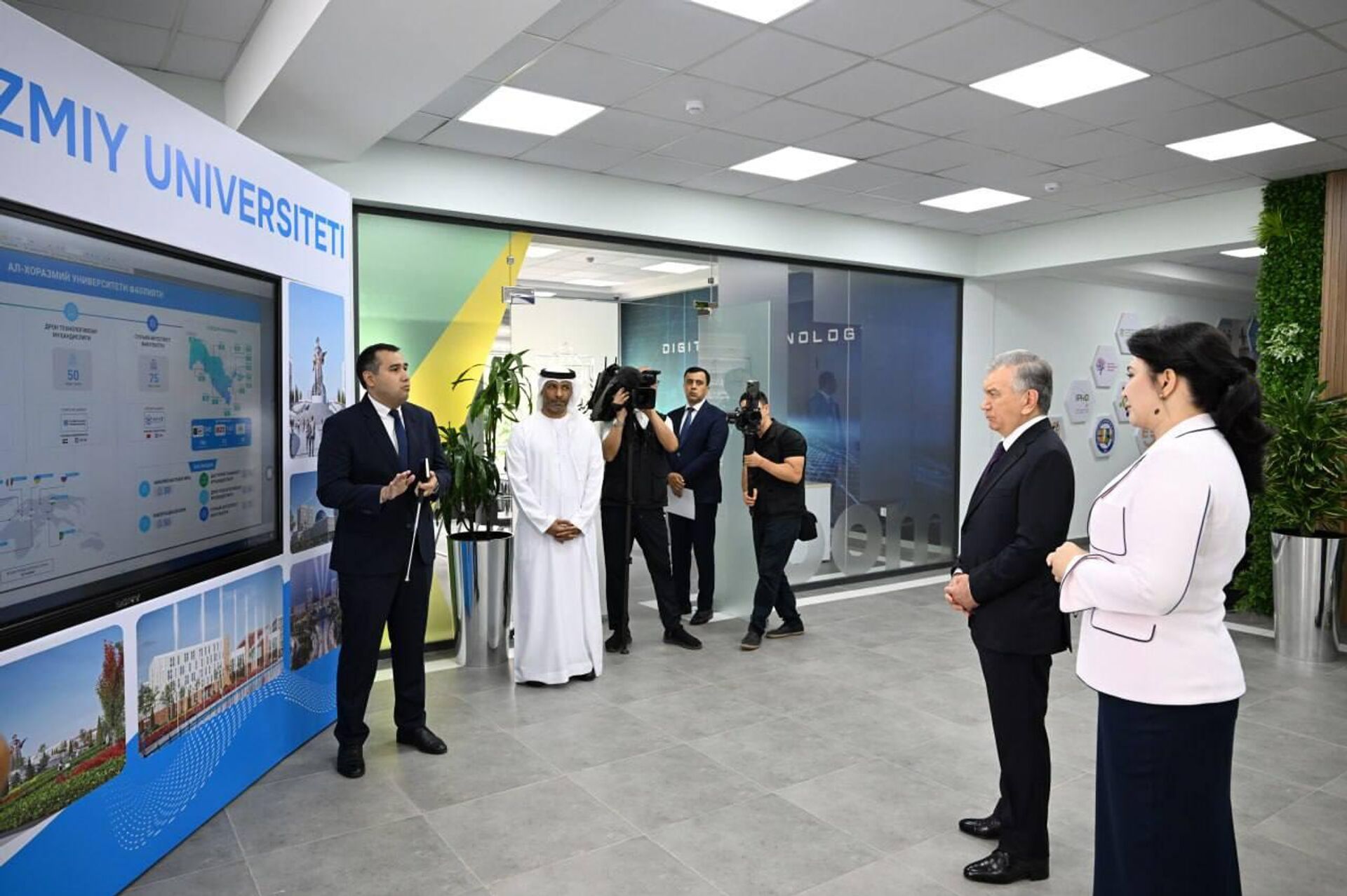 Шавкат Мирзиёев посетил детский лагерь Ренессанс в Бостанлыкском районе - Sputnik Узбекистан, 1920, 15.09.2025