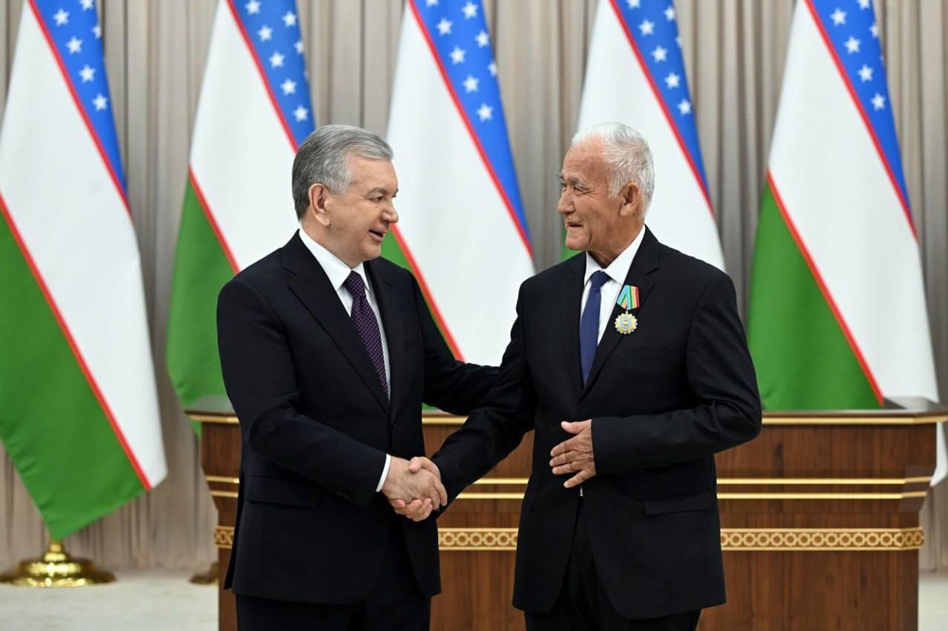 🟠Шавкат Мирзиёев наградил почетными званиями, орденами и медалями работников системы образования, показавших образцовые результаты - Sputnik Узбекистан, 1920, 15.09.2025