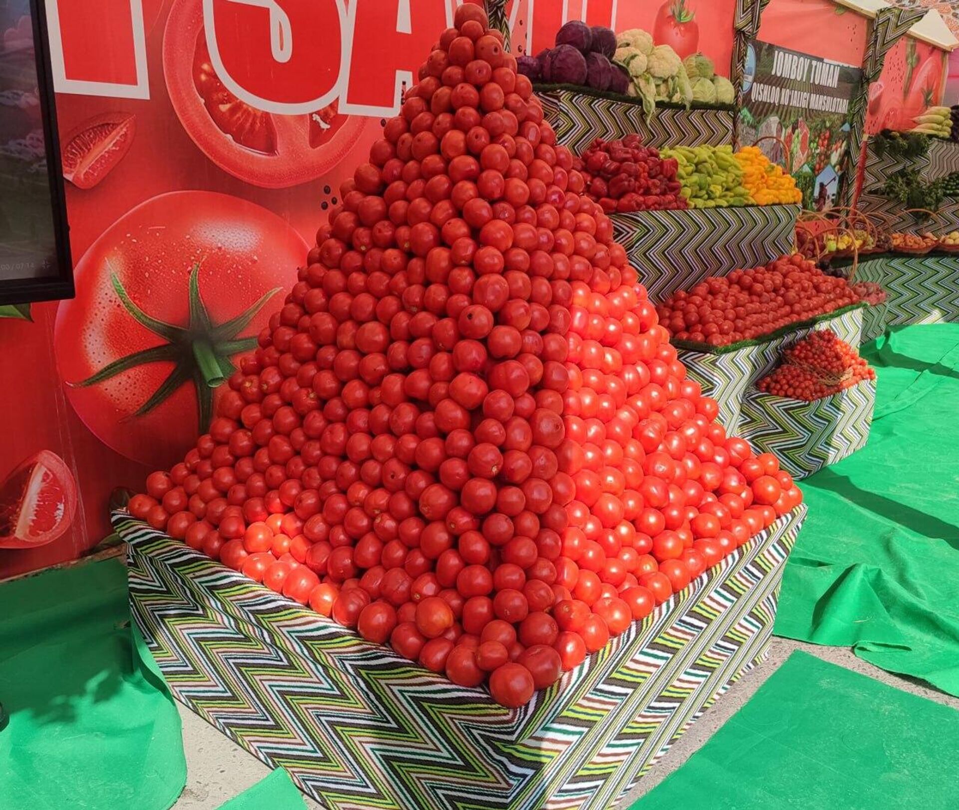 В Самарканде прошел необычный фестиваль, посвященный томатам - Sputnik Узбекистан, 1920, 15.09.2025