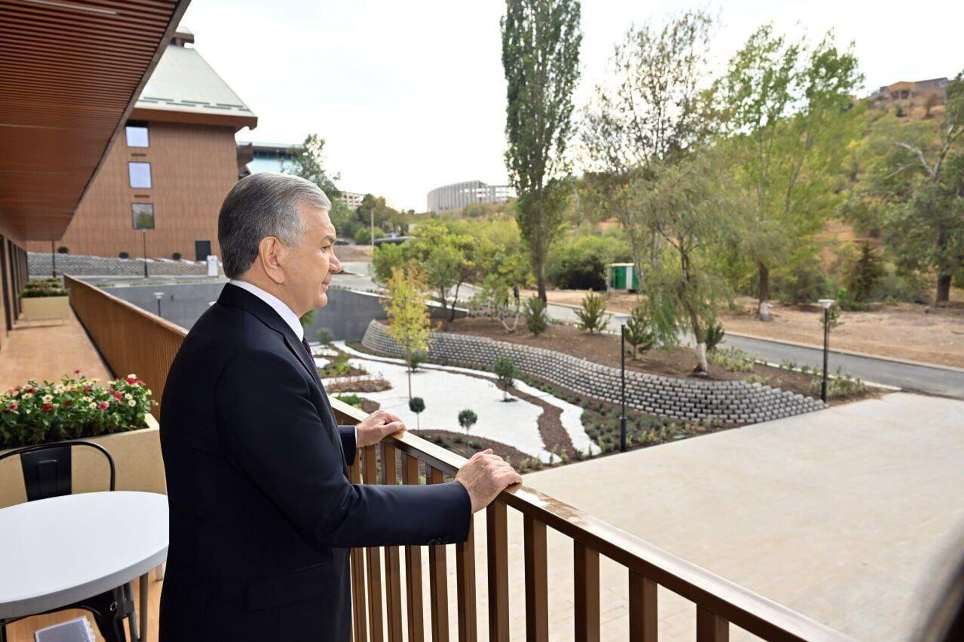 Шавкат Мирзиёев ознакомился с новым туристическим комплексом Чимган - Sputnik Узбекистан, 1920, 16.09.2025