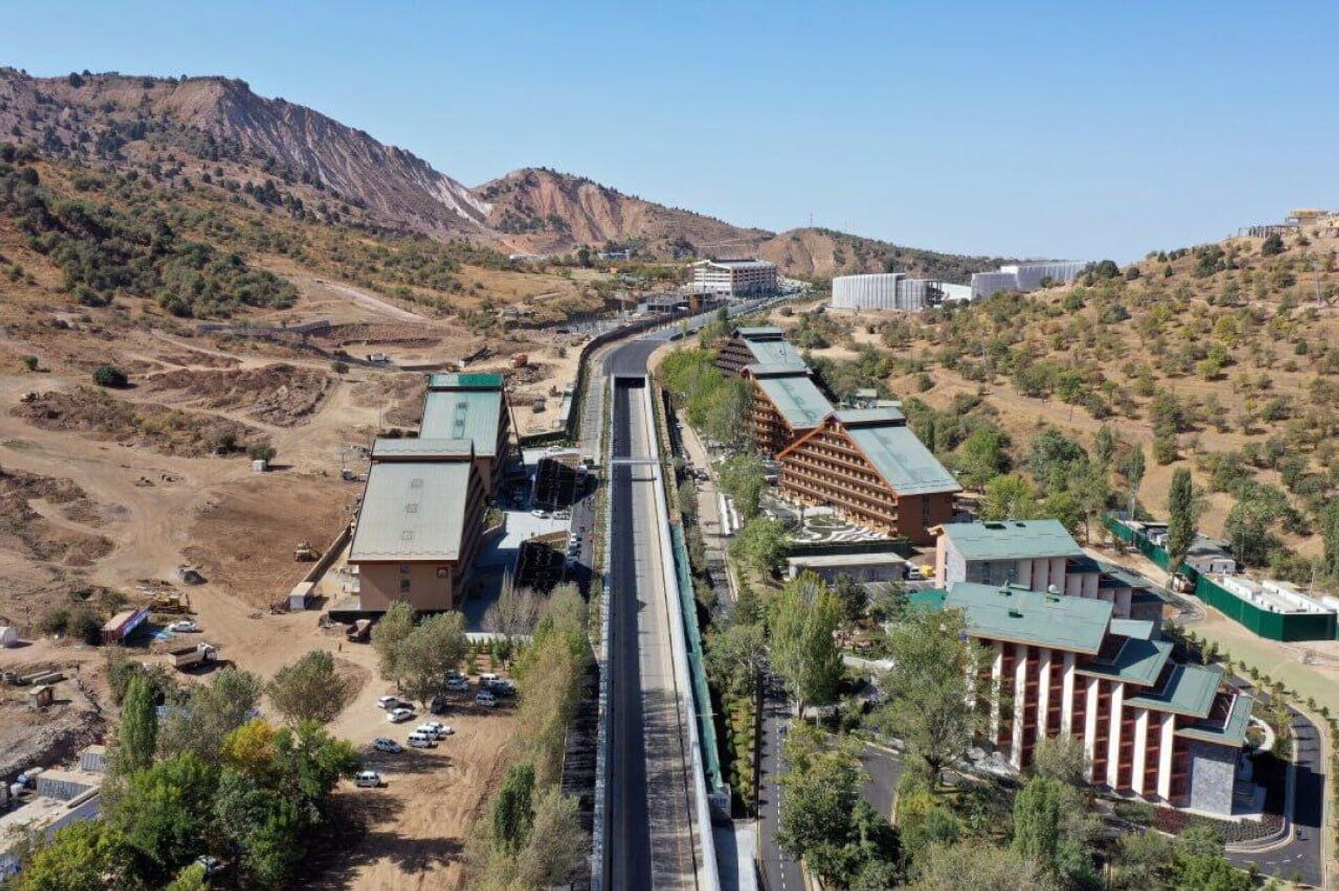 Шавкат Мирзиёев ознакомился с новым туристическим комплексом Чимган - Sputnik Узбекистан, 1920, 15.09.2025